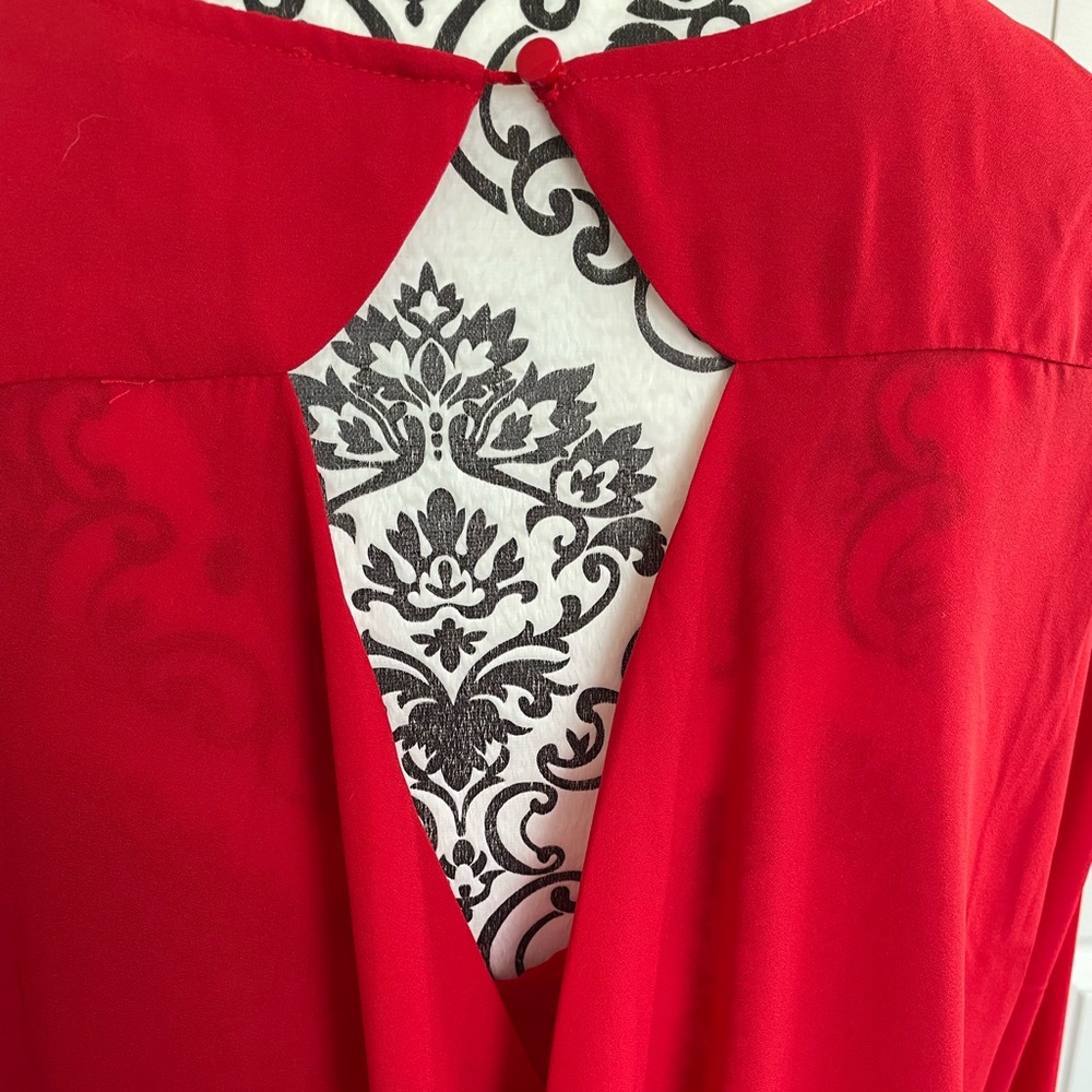 Red blouse 💄 - Picture 5 of 7